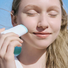 Cargar imagen en el visor de la galería, Protector solar de centella asiática y ácido hialurónico / Madagascar Centella Hyalu-Cica Silky-Fit Sun Stick 20g
