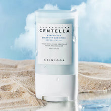 Cargar imagen en el visor de la galería, Protector solar de centella asiática y ácido hialurónico / Madagascar Centella Hyalu-Cica Silky-Fit Sun Stick 20g
