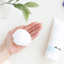 Cargar imagen en el visor de la galería, Limpiador facial para piel sensible / 1025 Dokdo Cleanser
