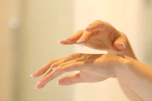 Cargar imagen en el visor de la galería, Crema de manos y uñas de Miel floral / Honey Blossom Hand &amp; Nail Butter
