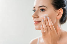 Cargar imagen en el visor de la galería, Crema facial hidratante de uso diario / Delicate Daily Moisturizer
