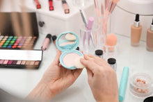 Cargar imagen en el visor de la galería, Base de maquillaje con almohadilla humeda con color / Suvia Natural Skin Fit CC Cushion
